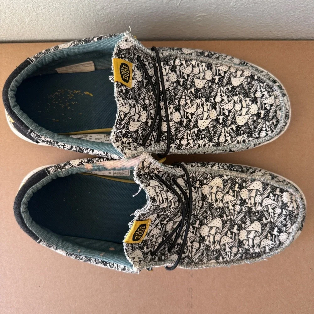 Hey Dude Wally Forager Black White Mushroom Print Mens Loafers 40394-001 Size 10